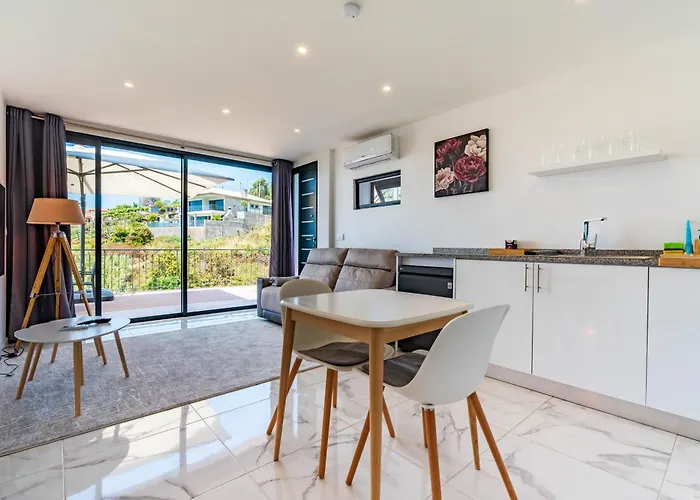 Апартаменты Casa Branca-b,beautiful Sea View Estreito Da Calheta